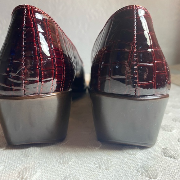 Aerosoles Women's Final Exam Wedge
women's burgundy Crocodile Loafers - Picture 16 of 16